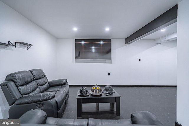 2725 VICTORIA LN, Easton, PA 18045