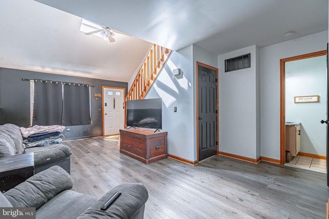 2725 VICTORIA LN, Easton, PA 18045