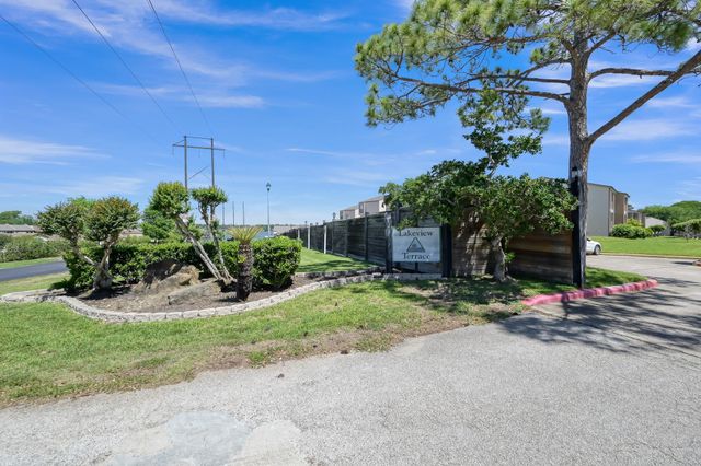 301 Lakeview Terrace D, Conroe, TX 77356