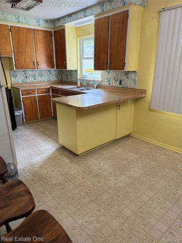 4865 Ross Drive, Waterford Charter Township, MI 48328