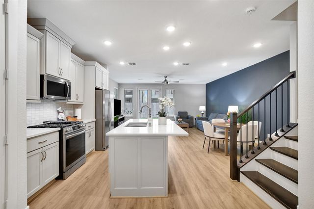 119 E 43rd Street B, Houston, TX 77018