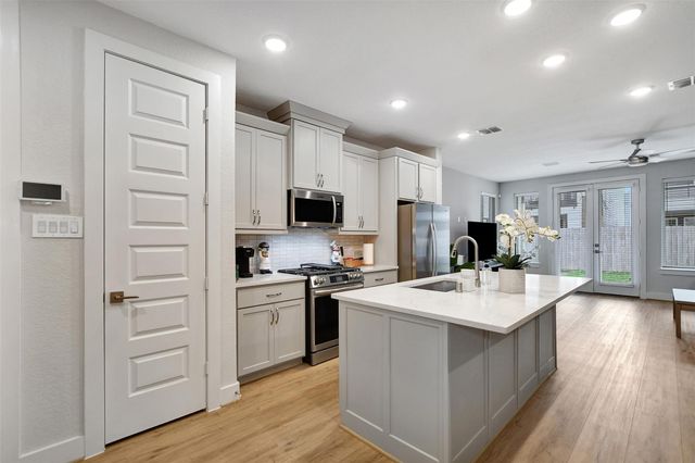 119 E 43rd Street B, Houston, TX 77018