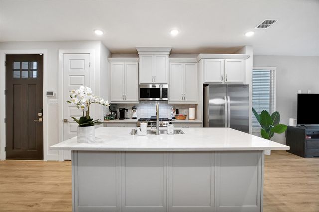 119 E 43rd Street B, Houston, TX 77018