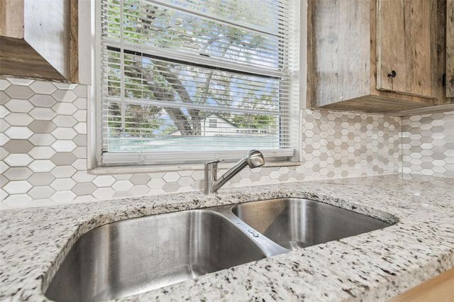 923 E LOTUS AVENUE, Tampa, FL 33612