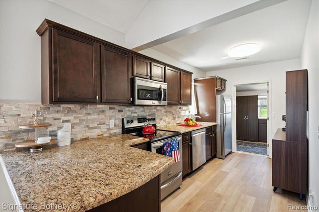 1068 Sunrise Park Street, Howell, MI 48843