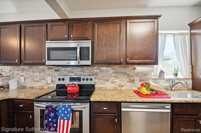 1068 Sunrise Park Street, Howell, MI 48843