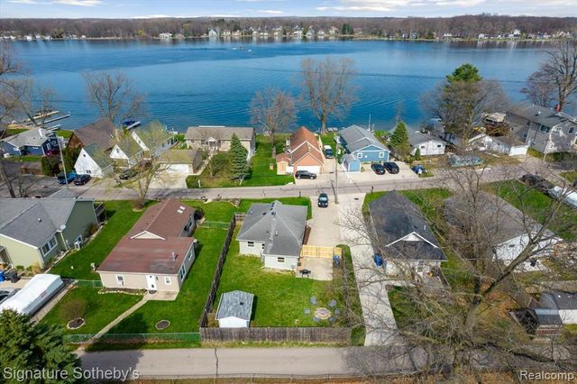 1068 Sunrise Park Street, Howell, MI 48843