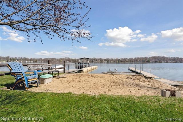 1068 Sunrise Park Street, Howell, MI 48843