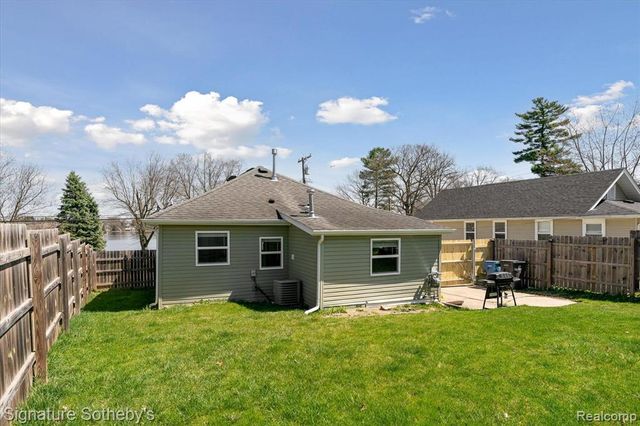 1068 Sunrise Park Street, Howell, MI 48843