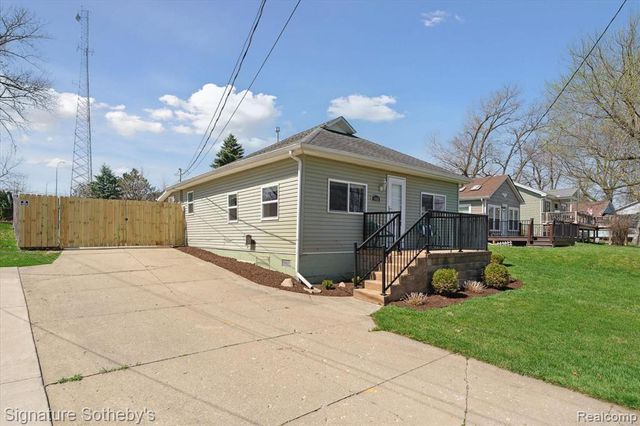1068 Sunrise Park Street, Howell, MI 48843