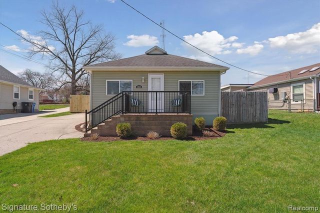 1068 Sunrise Park Street, Howell, MI 48843