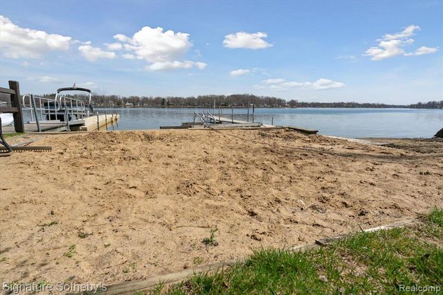 1068 Sunrise Park Street, Howell, MI 48843