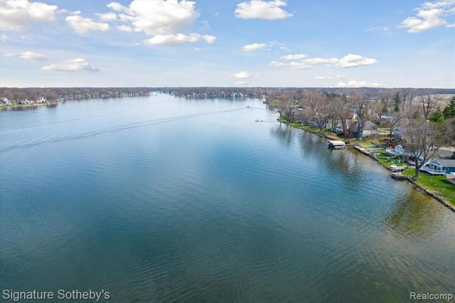 1068 Sunrise Park Street, Howell, MI 48843