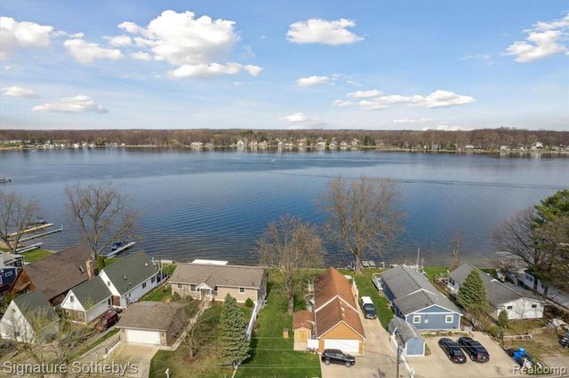 1068 Sunrise Park Street, Howell, MI 48843