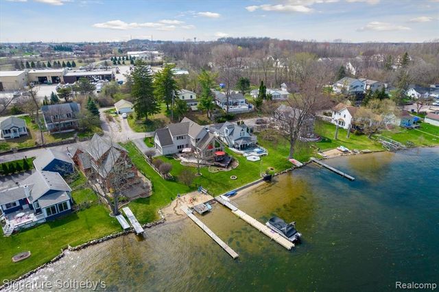 1068 Sunrise Park Street, Howell, MI 48843