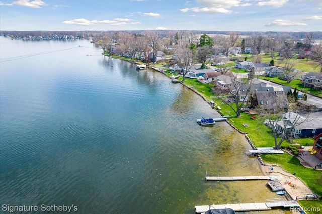 1068 Sunrise Park Street, Howell, MI 48843