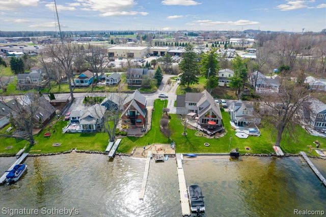 1068 Sunrise Park Street, Howell, MI 48843