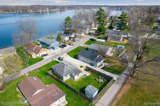 1068 Sunrise Park Street, Howell, MI 48843