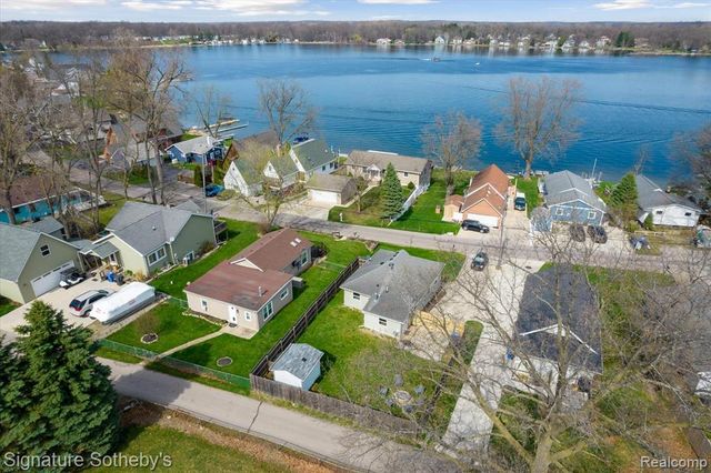 1068 Sunrise Park Street, Howell, MI 48843