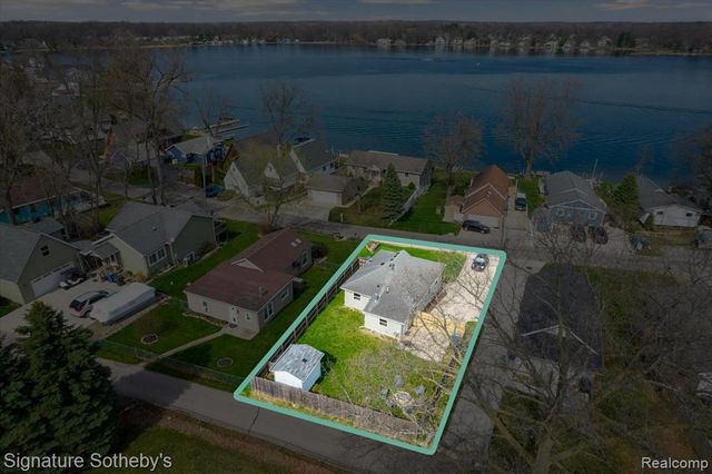 1068 Sunrise Park Street, Howell, MI 48843