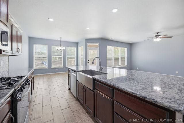 2017 W Fredericksburg Court, Broken Arrow, OK 74011