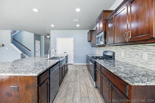 2017 W Fredericksburg Court, Broken Arrow, OK 74011