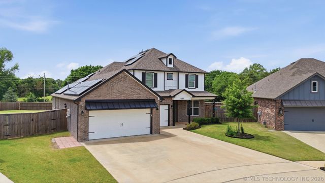 2017 W Fredericksburg Court, Broken Arrow, OK 74011