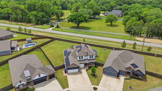 2017 W Fredericksburg Court, Broken Arrow, OK 74011