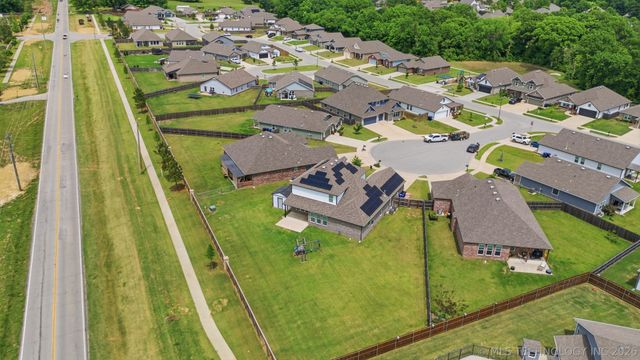 2017 W Fredericksburg Court, Broken Arrow, OK 74011