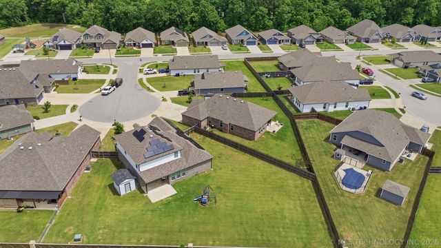 2017 W Fredericksburg Court, Broken Arrow, OK 74011