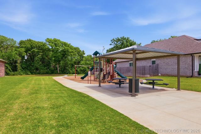 2017 W Fredericksburg Court, Broken Arrow, OK 74011