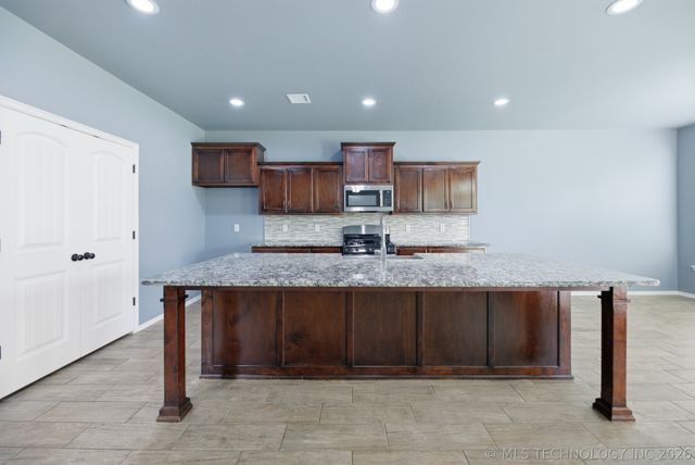2017 W Fredericksburg Court, Broken Arrow, OK 74011