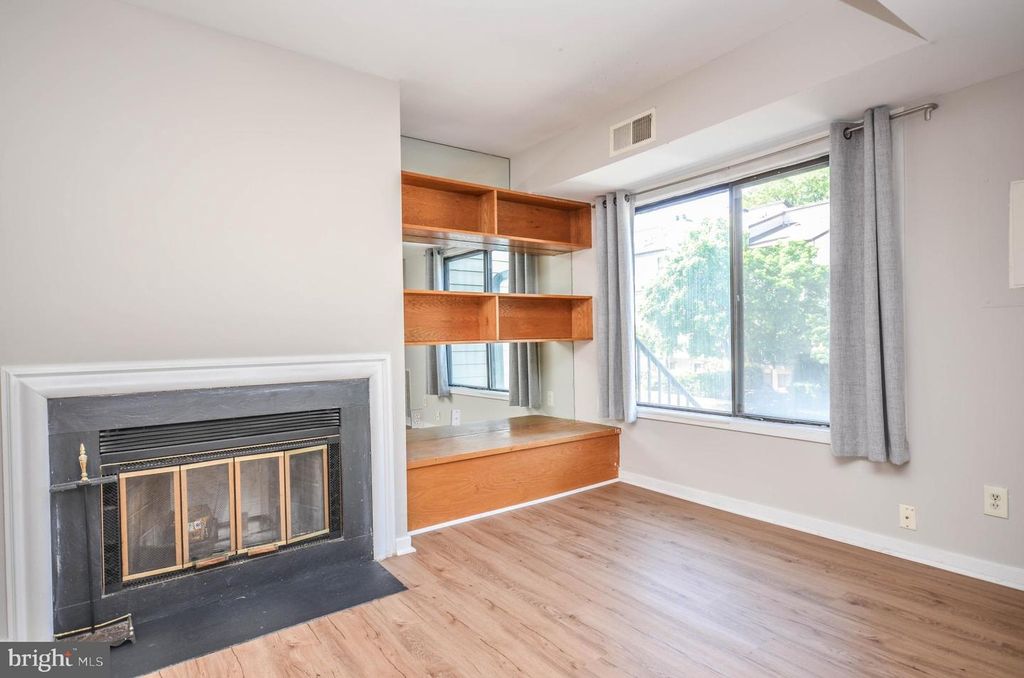 9708 HELLINGLY # 214, Montgomery Village, MD 20886