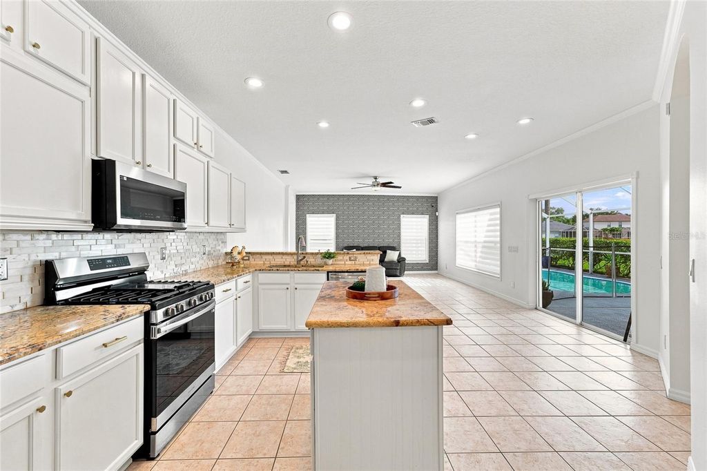 Image 11 of property listing at 12018 NORTHUMBERLAND DRIVE, Tampa, FL 33626