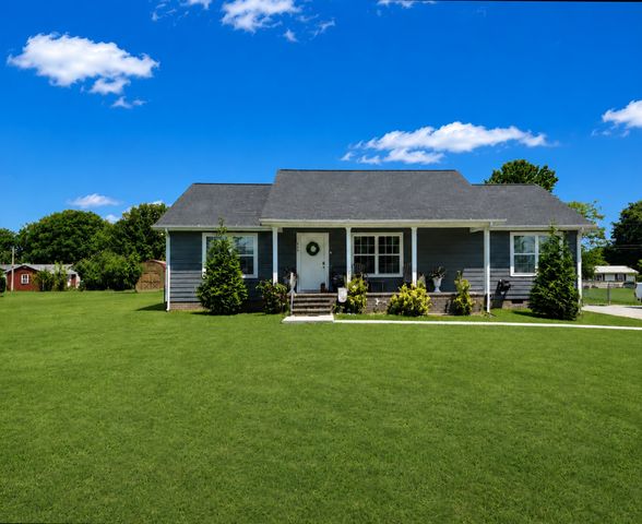 676 Parkway Dr, Smithville, TN 37166