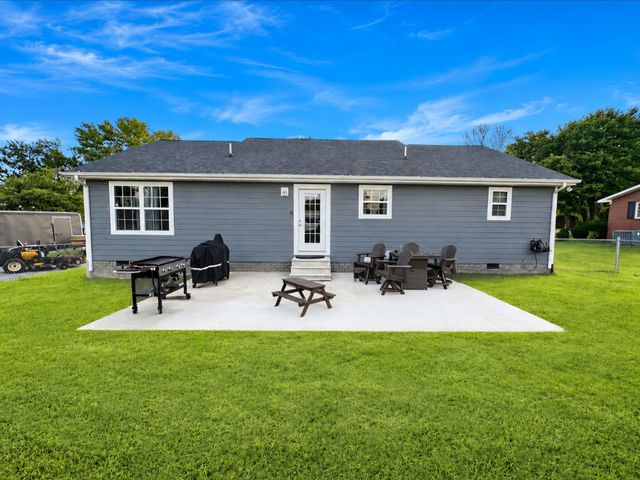 676 Parkway Dr, Smithville, TN 37166