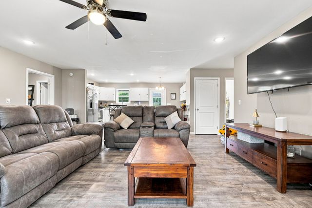 676 Parkway Dr, Smithville, TN 37166