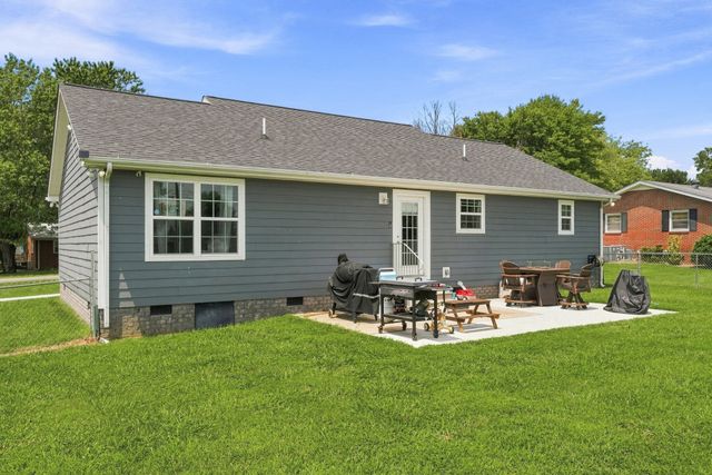 676 Parkway Dr, Smithville, TN 37166