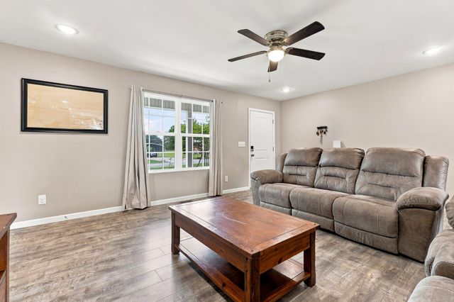 676 Parkway Dr, Smithville, TN 37166