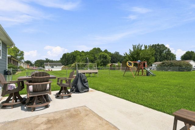 676 Parkway Dr, Smithville, TN 37166