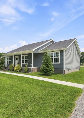 676 Parkway Dr, Smithville, TN 37166