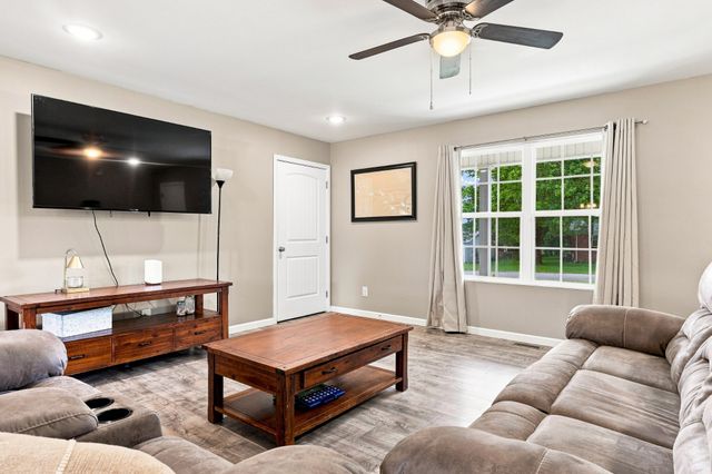 676 Parkway Dr, Smithville, TN 37166