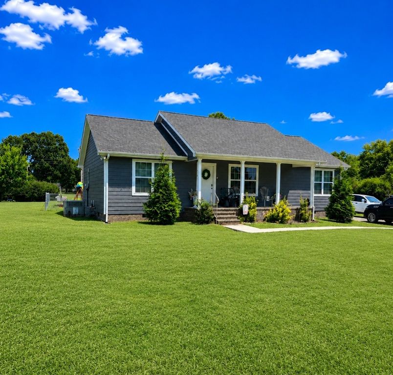 676 Parkway Dr, Smithville, TN 37166