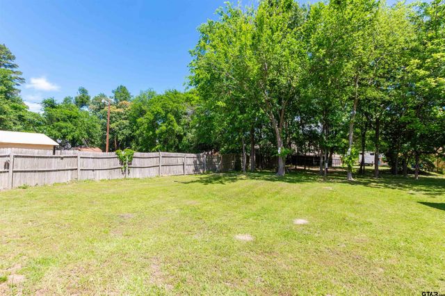 544 Cherry St, Chandler, TX 75758