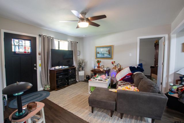 544 Cherry St, Chandler, TX 75758