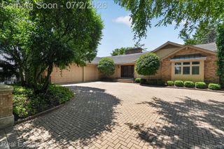 5161 Ledgewood Drive, Commerce Charter Township, MI 48382