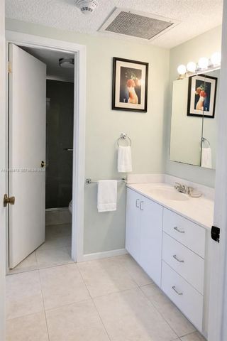 500 Bayview Dr 1225, Sunny Isles Beach, FL 33160