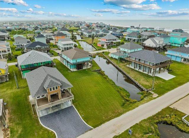 946 Sue Drive, Crystal Beach, TX 77650