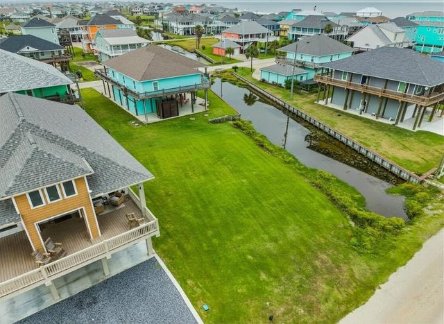 946 Sue Drive, Crystal Beach, TX 77650