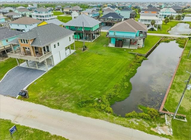 946 Sue Drive, Crystal Beach, TX 77650